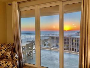 巴拿马城海滩Sunset Cove at Calypso III的客房设有海景阳台。