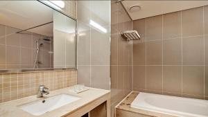 扶余扶余乐天度假酒店的一间带水槽和镜子的浴室