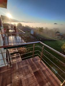 比尔瓦Hotel Sagarmatha的阳台享有雾 ⁇ 区的景致。