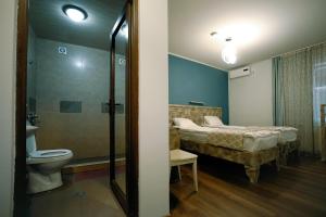 库塔伊西Hotel Kutaisi Globus的一间带床和卫生间的浴室