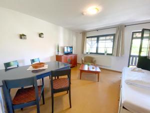 Landpension Dubnitz Landpension Dubnitz - Ferienwohnung 4的客厅配有桌椅和1张床