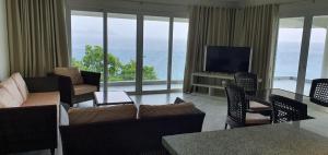 Luxury 3 Bed, 2 Bath Apartment with Stunning Panoramic Sea View, Private Beach的电视和/或娱乐中心