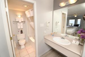 夸利库姆海滩Casa Grande Inn的一间带水槽、卫生间和镜子的浴室