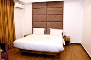 MY Heritage Resort - Best Resort in Kannauj客房内的一张或多张床位