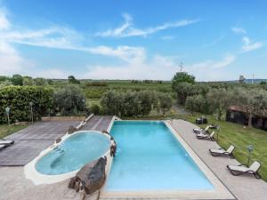 Charming Holiday Home in Carlentini with Pool Tennis Court内部或周边泳池景观