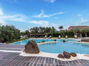 Charming Holiday Home in Carlentini with Pool Tennis Court内部或周边的泳池