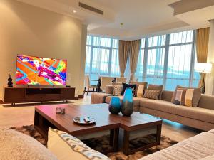 达累斯萨拉姆Fairview Luxury Apartments的带沙发和电视的客厅