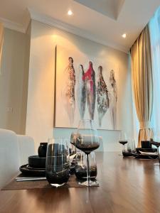 达累斯萨拉姆Fairview Luxury Apartments的用餐室配有带酒杯的桌子