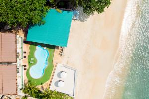 拉迈4U Resort Samui的享有海滩和大海的壮丽景色。