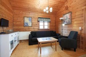 ÖlfusNupar Cottages的客厅配有沙发和桌子