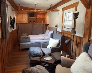 GrosspertholzLiving Legends - Tiny House auf den Wiesen der Edermühle的客厅配有床和沙发