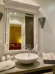 谢尔河畔圣乔治Le moulin du Mesnil的浴室设有白色水槽和镜子