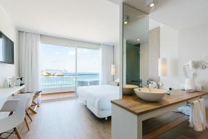 埃斯卡纳阿鲁索尔伊比兹酒店 - 仅限成人的一间卧室设有一张床和一个大窗户