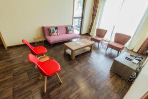 内罗毕Shayona Apartments Limited的客厅配有红色椅子和沙发