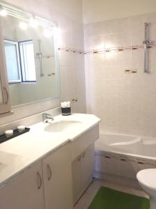 雅典My Way Hotel的白色的浴室设有水槽和浴缸。