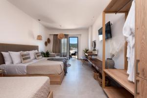 格利法Del Mare Suites的酒店客房设有两张床和电视。