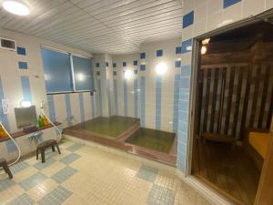 八户市Hotel Tetora HonHachinohe的一间大浴室,内设浴缸