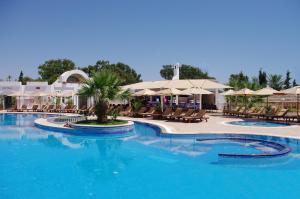 哈马马特诺扎皇家酒店 的度假村内带椅子和遮阳伞的大型游泳池