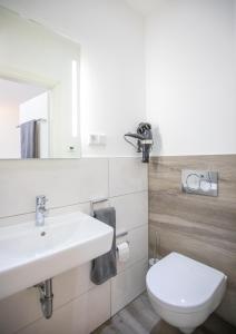 杜伊斯堡Chillzimmer的浴室配有白色水槽和卫生间。