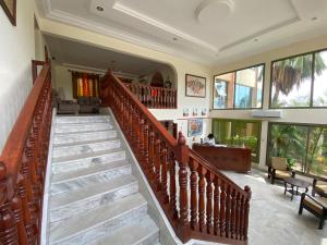 洛美Veronica Guest House的楼梯,位于带大堂的房屋内