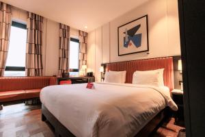 科克The Dean Cork的酒店客房设有一张大床和一张沙发。