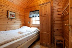 ÖlfusNupar Cottages的小木屋内一间卧室,配有一张床
