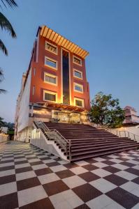 古瓦哈提Click Hotel Guwahati的大楼前有楼梯的建筑