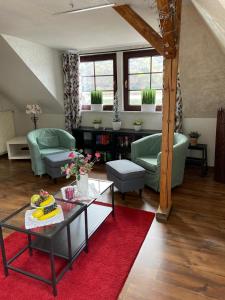 坎普-博尔恩霍芬Villa Christina的客厅配有桌子和红色地毯