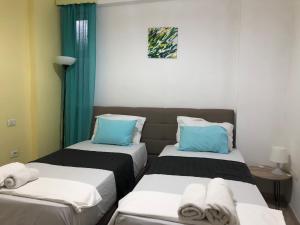 萨兰达Genci Seaview Apartaments@AlbaResidence的蓝色和白色的客房内的两张床