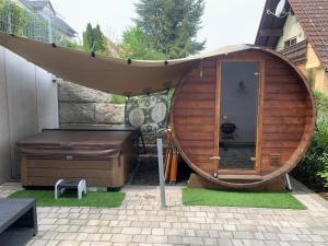 Ramsberg4 * Wohnung SPA Whirlpool & Sauna in Seenähe的后院的热水浴池和床