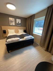 莫舍恩莫舍恩酒店的一间卧室设有一张大床和一个窗户。