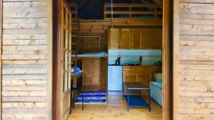 波斯尼亚克鲁帕Una Kamp的厨房配有木制橱柜和桌子