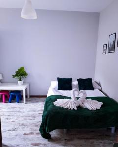 卡尔帕奇Apartament Evita的一间卧室配有一张带两个天鹅的床