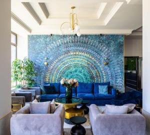 雷希察罗格酒店的客厅设有蓝色的沙发和蓝色的墙壁