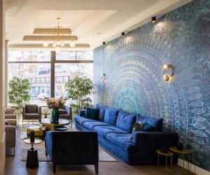 雷希察罗格酒店的客厅设有蓝色的沙发和蓝色的墙壁