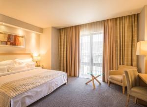 雷希察罗格酒店的酒店客房设有床和窗户。