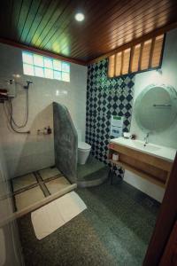 涛岛Tree House Bungalows Koh Tao的带淋浴、盥洗盆和卫生间的浴室