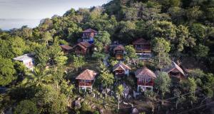涛岛Tree House Bungalows Koh Tao的高山上度假村的空中景观