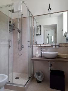 阿纳卡普里Villa Alessandro - Anacapri的一间带玻璃淋浴和水槽的浴室