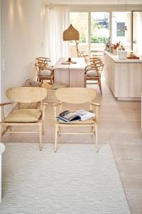 诺德奈Inselhouse的客厅配有咖啡桌和椅子