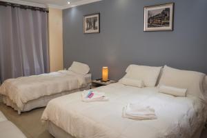 Veintiocho de NoviembreHotel Posada Las Lengas的一间卧室配有两张带毛巾的床
