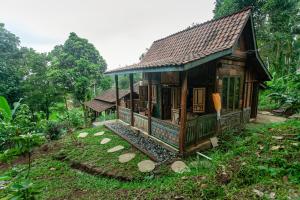 贾蒂卢维Tepi Sawah Lodge & Retreat的森林中间的小房子