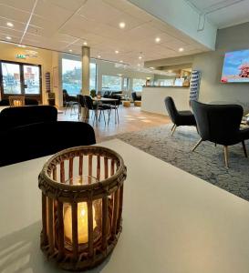 斯沃尔韦尔Marina Hotel Lofoten的大堂设有带椅子和桌子的等候室