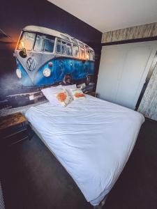 埃皮纳勒Kombi By Carl-Emilie的卧室配有一张带壁挂式货车的床。