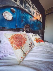埃皮纳勒Kombi By Carl-Emilie的一张带旧货车的床铺