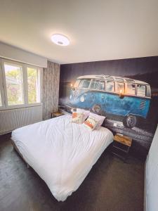 埃皮纳勒Kombi By Carl-Emilie的一间卧室配有一张带一张小货车绘画的床