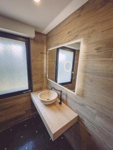 埃皮纳勒Kombi By Carl-Emilie的一间带水槽和镜子的小浴室