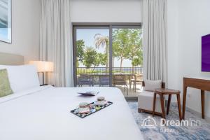 Dream Inn Apartments - Address Beach Residence Fujairah客房内的一张或多张床位