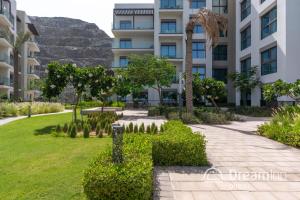 富查伊拉Dream Inn Apartments - Address Beach Residence Fujairah的建筑前的公园