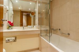 里斯本尔克斯庞巴尔酒店的带淋浴、盥洗盆和浴缸的浴室